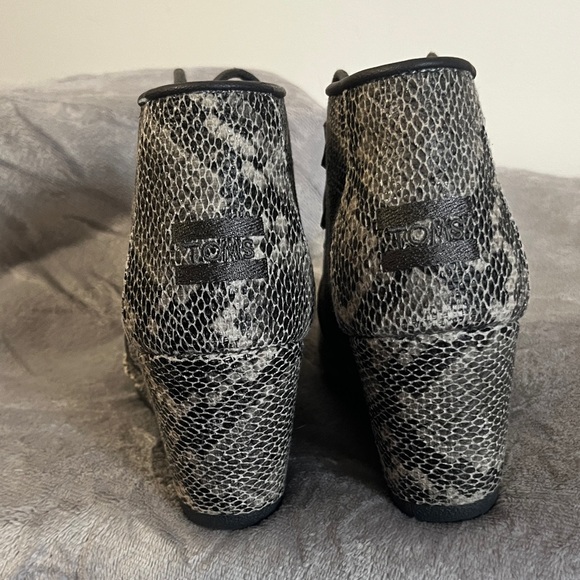 NWOB Tom's Kala Faux Snake Skin Wedge Ankle Boots Size 9 Womens - Picture 6 of 12